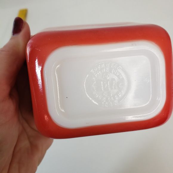 Vtg Pyrex Red Refrigerator Dish Round Backstamp Ribbed Lid 0 501 Glossy 1.5 cup - Picture 6 of 7